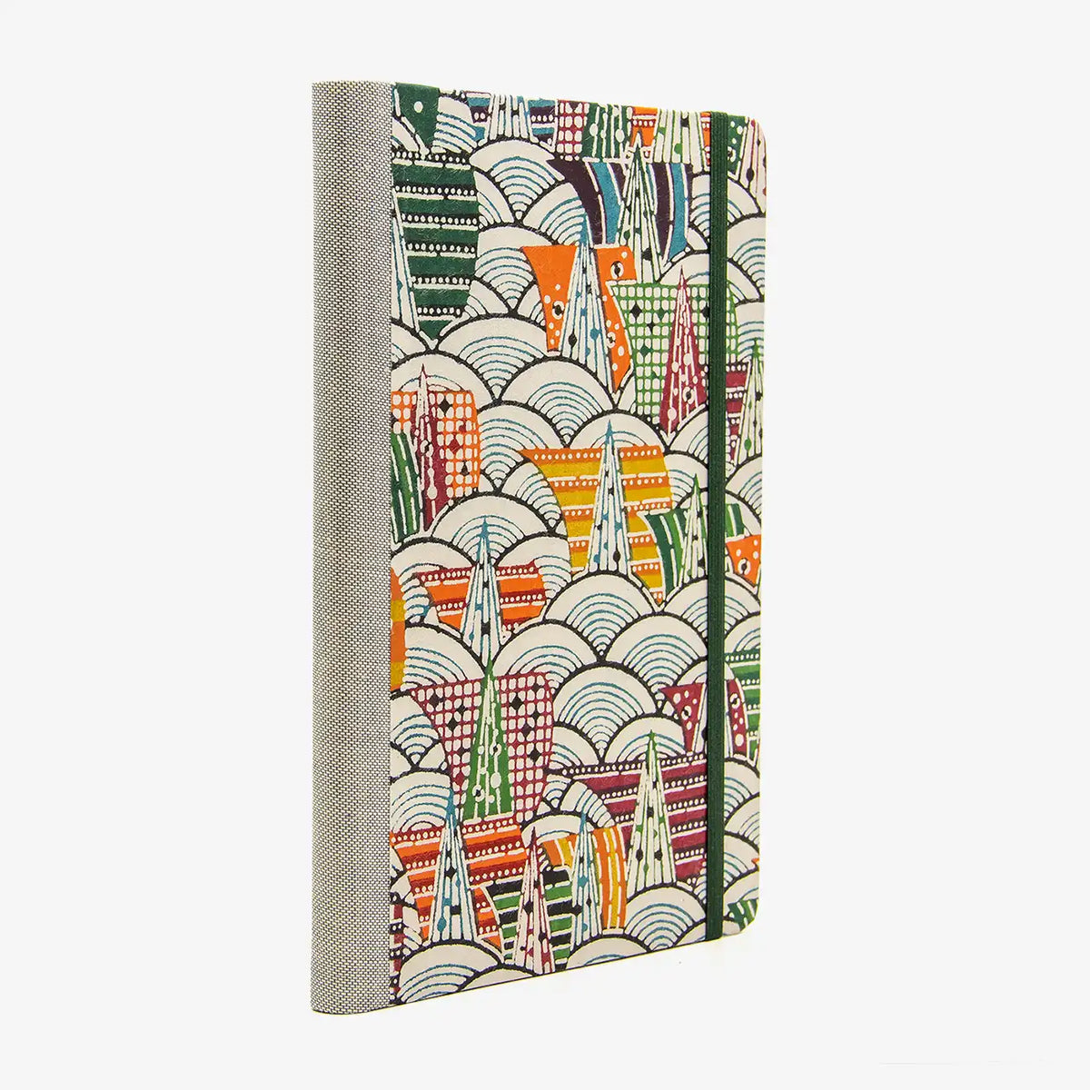 Blaupause-Skizzenbuch-A5-Blanko-192-leere-Seiten-bezogen-mit-KAtazome-shi-Motiv-Stadt-in-den-Bergen-bunt-Produktansicht-Cover-seitlich-von-hinten