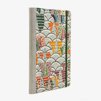 Blaupause-Skizzenbuch-A5-Blanko-192-leere-Seiten-bezogen-mit-KAtazome-shi-Motiv-Stadt-in-den-Bergen-bunt-Produktansicht-Cover-seitlich-von-hinten