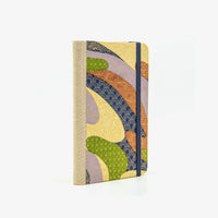 Blaupause-Skizzenbuch-A6-blanko-160-Seiten-bezogen-mit-Chiyogami-Motiv-Bunte-Farbflaechen-mit-goldenem-Muster-No1-cover-seitlich-von-hinten