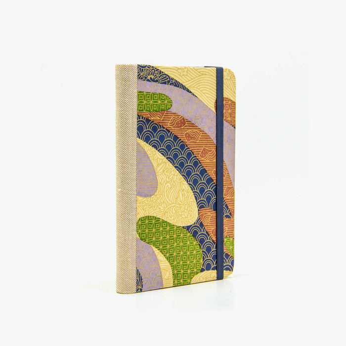 Blaupause-Skizzenbuch-A6-blanko-160-Seiten-bezogen-mit-Chiyogami-Motiv-Bunte-Farbflaechen-mit-goldenem-Muster-No1-cover-seitlich-von-hinten