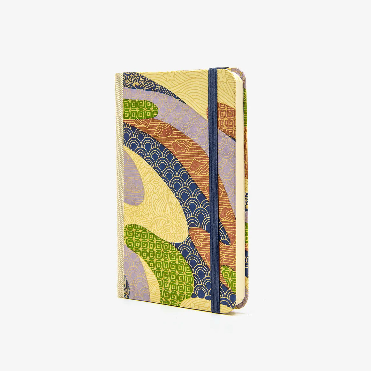 Blaupause-Skizzenbuch-A6-blanko-160-Seiten-bezogen-mit-Chiyogami-Motiv-Bunte-Farbflaechen-mit-goldenem-Muster-No1-cover-seitlich-von-vorn