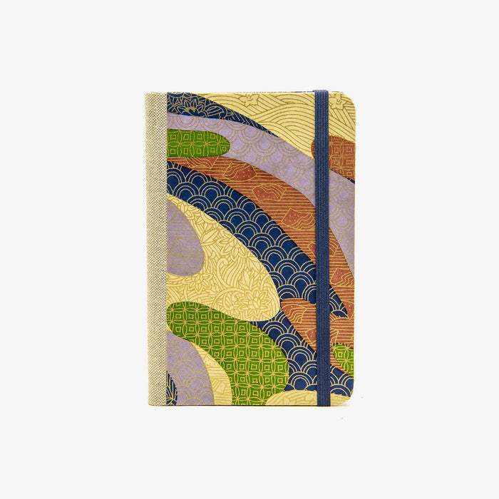 Blaupause-Skizzenbuch-A6-blanko-160-Seiten-bezogen-mit-Chiyogami-Motiv-Bunte-Farbflaechen-mit-goldenem-Muster-No1-cover-von-vorn