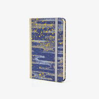 Blaupause-Skizzenbuch-A6-blanko-160-Seiten-bezogen-mit-Chiyogami-Motiv-Space-is-the-Place-cover-seitlich-von-vorn