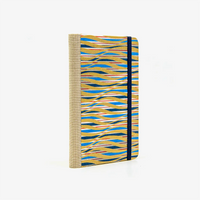 Blaupause-Skizzenbuch-A6-blanko-160-Seiten-bezogen-mit-Chiyogami-Motiv-blau-gold-rot-gewellte-Streifen-cover-seitlich-von-hinten