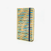 Blaupause-Skizzenbuch-A6-blanko-160-Seiten-bezogen-mit-Chiyogami-Motiv-blau-gold-rot-gewellte-Streifen-cover-seitlich-von-vorn