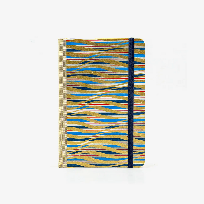 Blaupause-Skizzenbuch-A6-blanko-160-Seiten-bezogen-mit-Chiyogami-Motiv-blau-gold-rot-gewellte-Streifen-cover-von-vorn