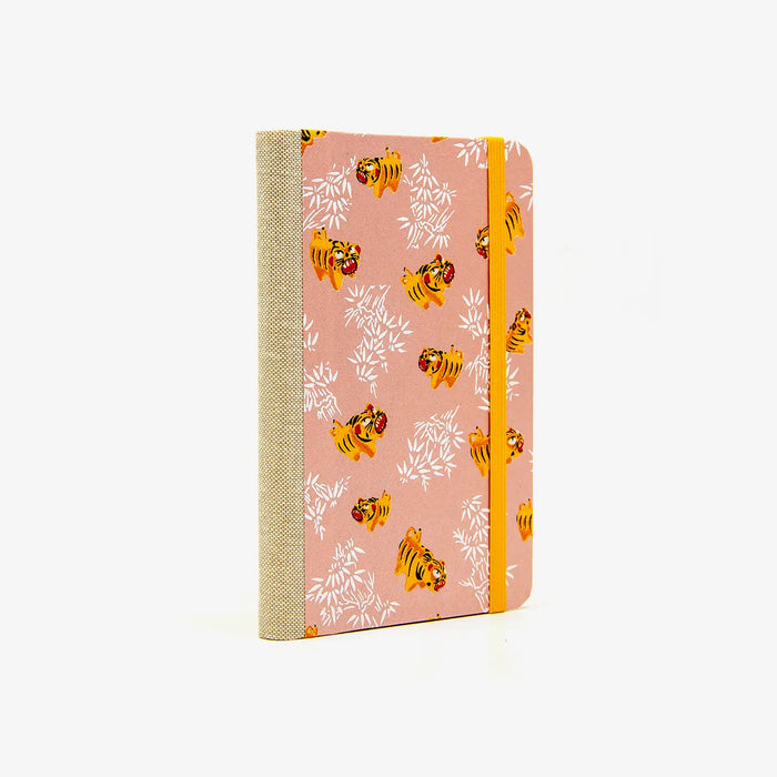 Blaupause-Skizzenbuch-A6-blanko-160-Seiten-bezogen-mit-Chiyogami-Motiv-gelber-Tiger-auf-Pearlrose-cover-seitlich-von-hinten