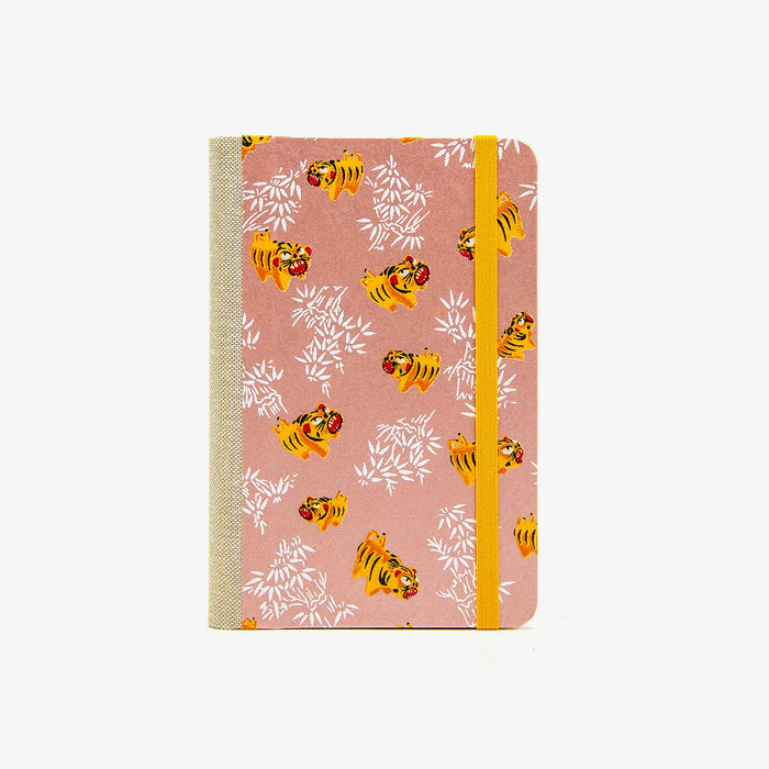 Blaupause-Skizzenbuch-A6-blanko-160-Seiten-bezogen-mit-Chiyogami-Motiv-gelber-Tiger-auf-Pearlrose-cover-von-vorn