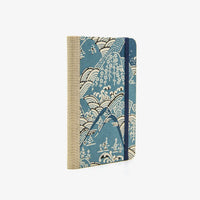 Blaupause-Skizzenbuch-A6-blanko-160-Seiten-bezogen-mit-KAtazome-Shi-Motiv-Berge-blau-cover-seitlich-von-hinten