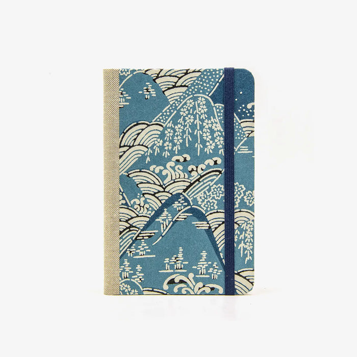 Blaupause-Skizzenbuch-A6-blanko-160-Seiten-bezogen-mit-KAtazome-Shi-Motiv-Berge-blau-cover-von-vorn