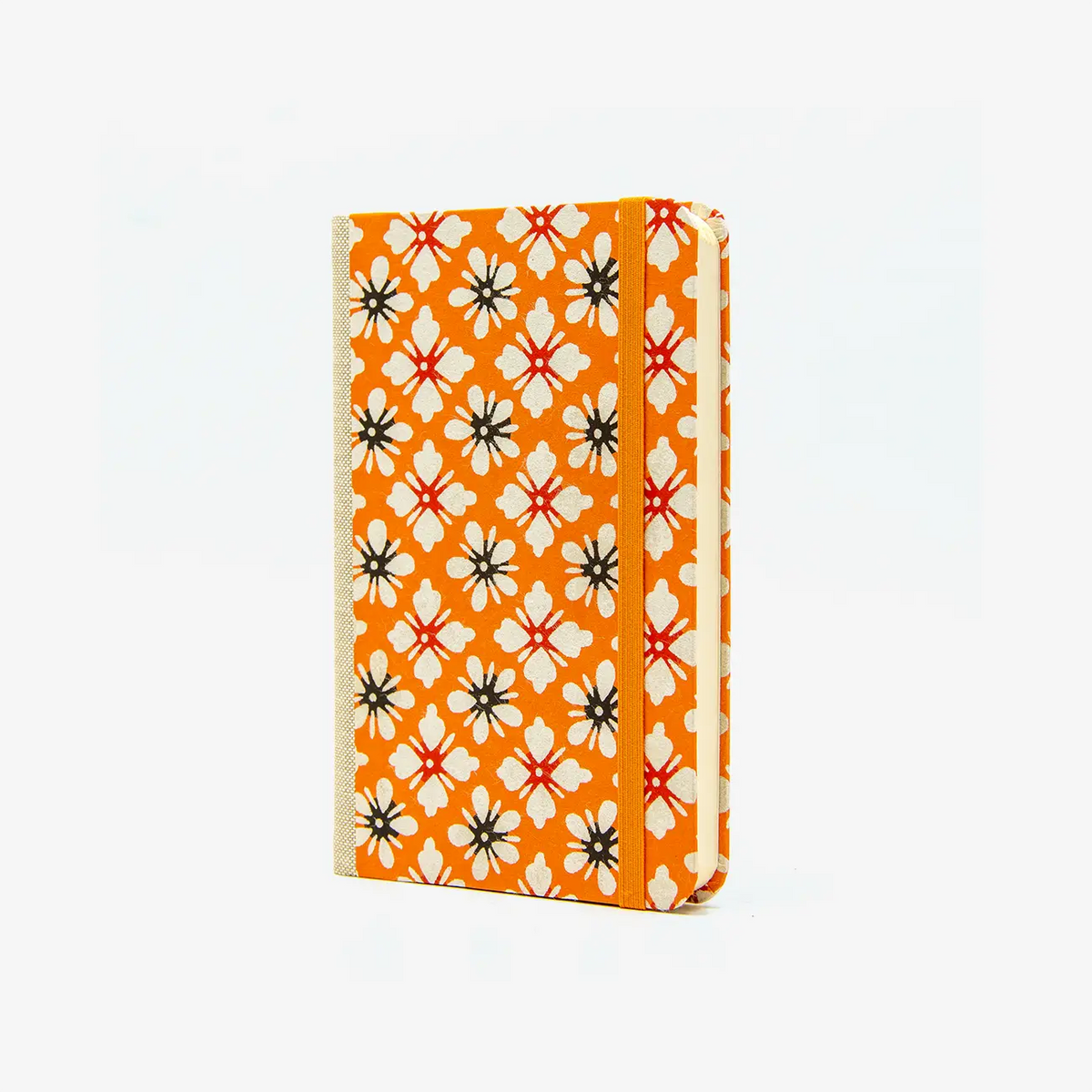 Blaupause-Skizzenbuch-A6-blanko-160-Seiten-bezogen-mit-KAtazome-Shi-Motiv-Blumenornament-orange-cover-seitlich-von-vorn