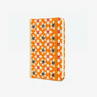 Blaupause-Skizzenbuch-A6-blanko-160-Seiten-bezogen-mit-KAtazome-Shi-Motiv-Blumenornament-orange-cover-seitlich-von-vorn