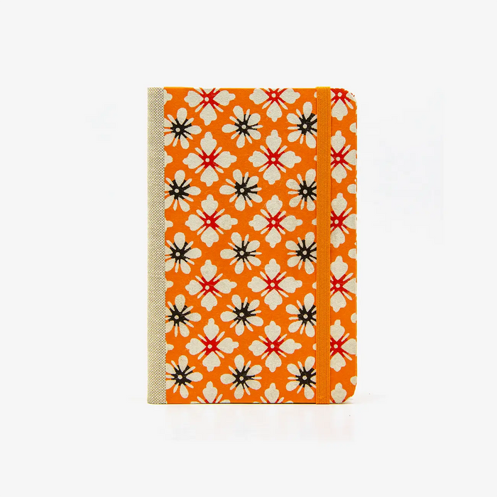 Blaupause-Skizzenbuch-A6-blanko-160-Seiten-bezogen-mit-KAtazome-Shi-Motiv-Blumenornament-orange-cover-von-vorn
