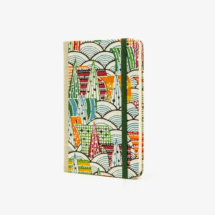 Blaupause-Skizzenbuch-A6-blanko-160-Seiten-bezogen-mit-KAtazome-Shi-Motiv-Stadt-in-den-Bergen-bunt-cover-seitlich-von-vorn