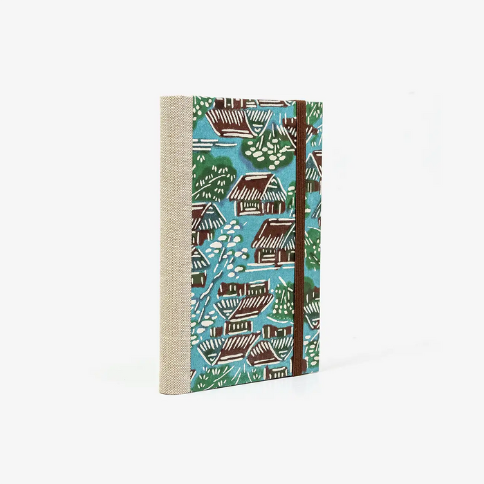 Blaupause-Skizzenbuch-A6-mit-KAtazome-Sji-PApier-Einband-160Seiten-Motiv-Haeuser-in-den-Bergen-Blau-Streifen-Cover-seitlich-von-hinten