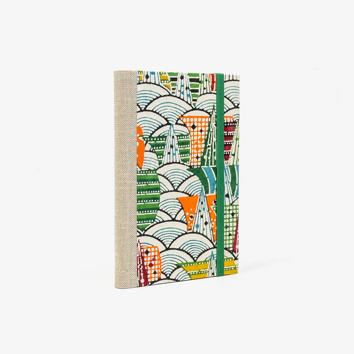 Blaupause-Skizzenbuch-A6-mit-KAtazome-Sji-PApier-Einband-160Seiten-Motiv-Stadt-bunt-Streifen-Cover-seitlich-von-hinten