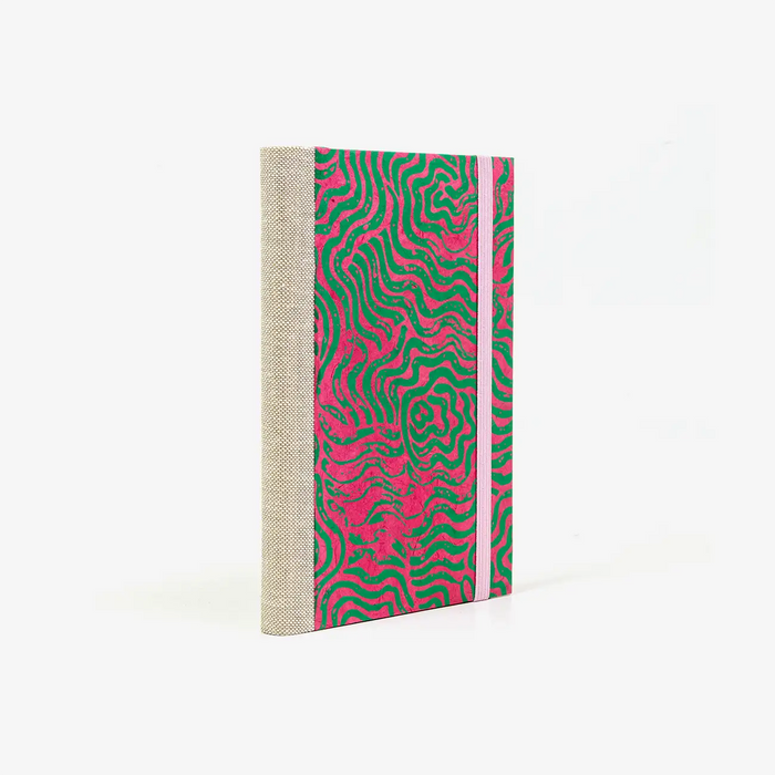 Blaupause-Skizzenbuch-A6-mit-Loktapapier-Einband-160Seiten-Motiv-Labyrinth-achenseegruen-auf-magenta-Cover-seitlich-von-hinten