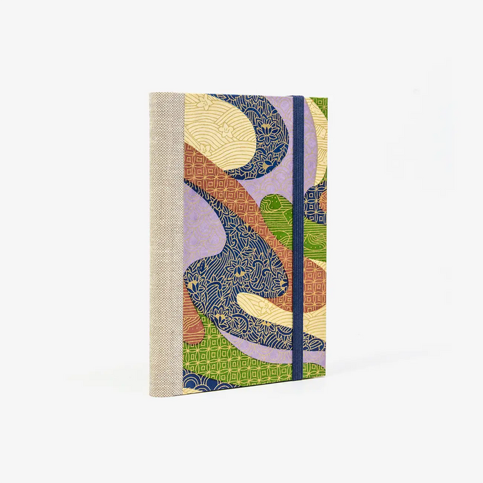 Blaupause-Skizzenbuch-A6-mit-chiyogamipapier-Einband-160Seiten-Motiv-FArbflaechen-mit-goldenem-Muster-Cover-seitlich-von-hinten