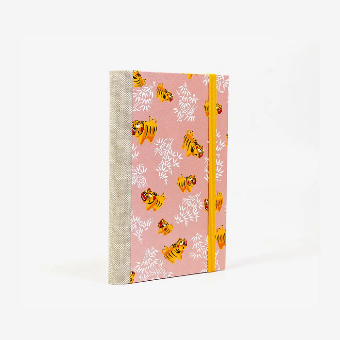 Blaupause-Skizzenbuch-A6-mit-chiyogamipapier-Einband-160Seiten-Motiv-Tiger-auf-Pearlrosa-Cover-seitlich-von-hinten