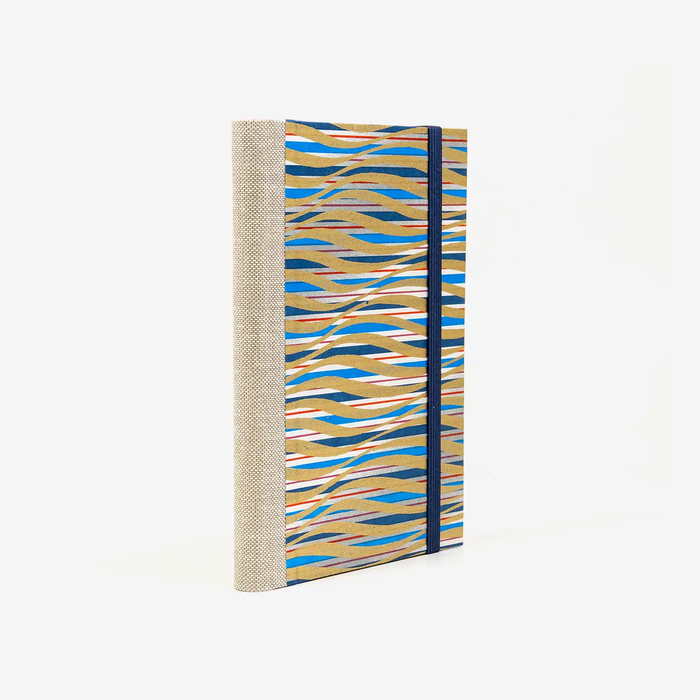Blaupause-Skizzenbuch-A6-mit-chiyogamipapier-Einband-160Seiten-Motiv-blau-gold-rot-gewellte-Streifen-Cover-Seitlich-.von-hinten