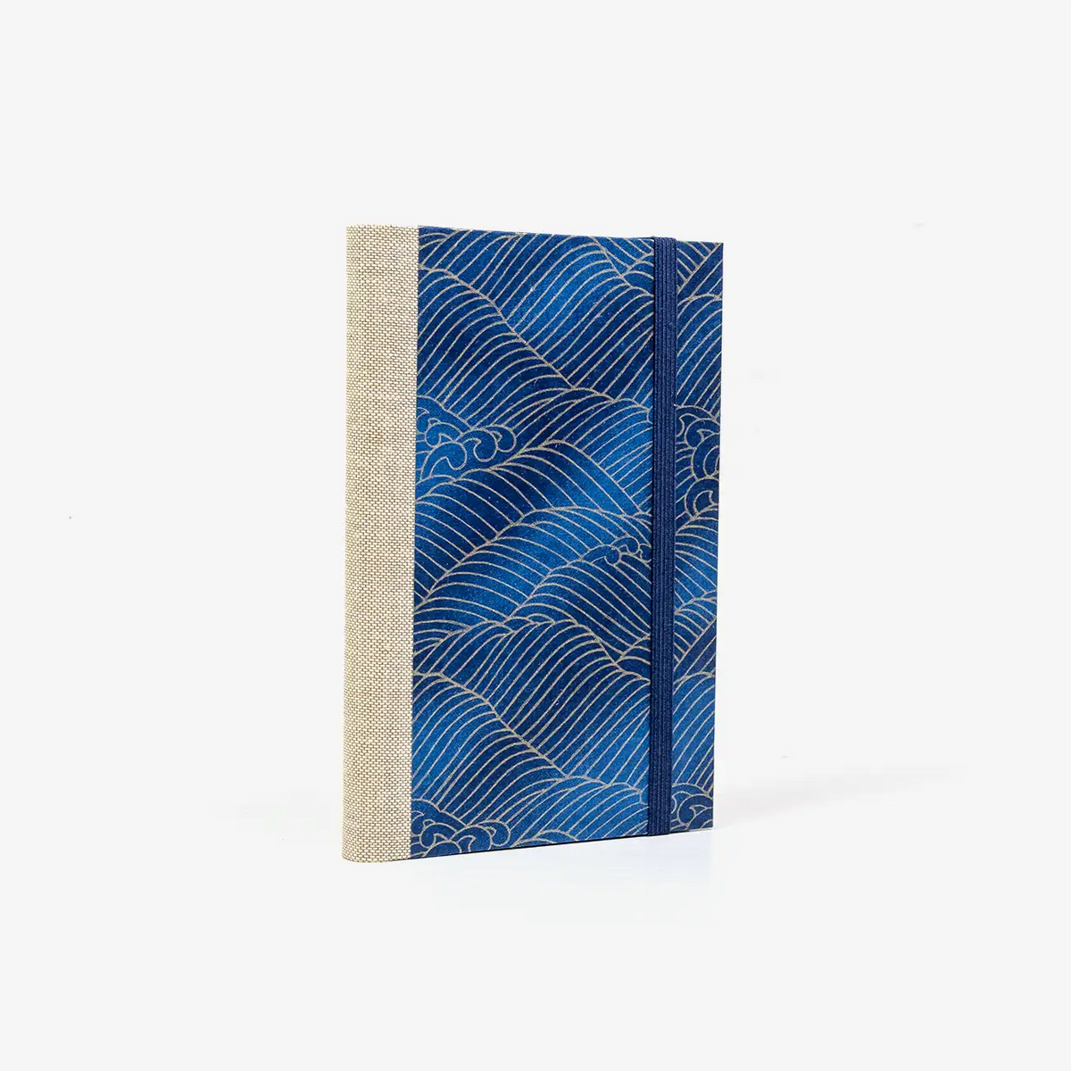 Blaupause-Skizzenbuch-A6-mit-chiyogamipapier-Einband-160Seiten-Motiv-goldene-Welle-auf-blau-Cover-seitlich-von-hinten