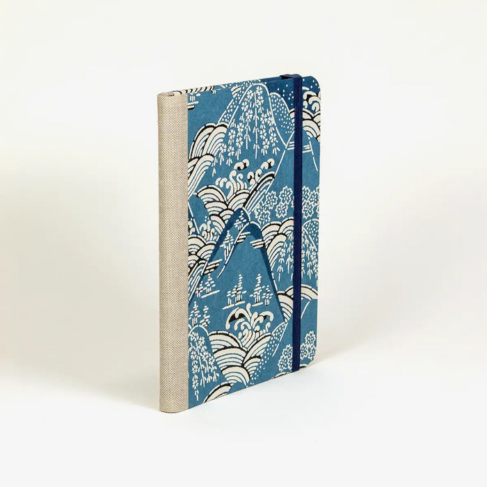 Blaupause-Wochenplaner-12x16_5cm-bezogen-mit-KAtazome-Shi-Berge-blau-auf-blau-Produktansicht-seitlich-von-Hinten-1