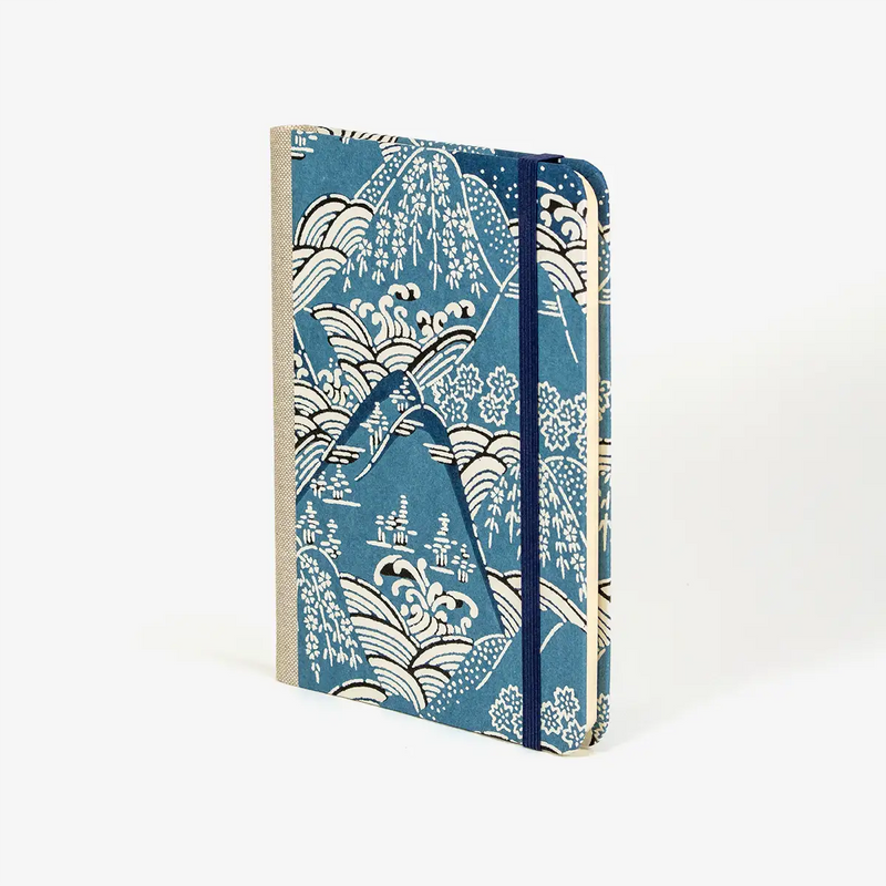 Blaupause-Wochenplaner-12x16_5cm-bezogen-mit-KAtazome-Shi-Berge-blau-auf-blau-Produktansicht-seitlich-von-vorn-1