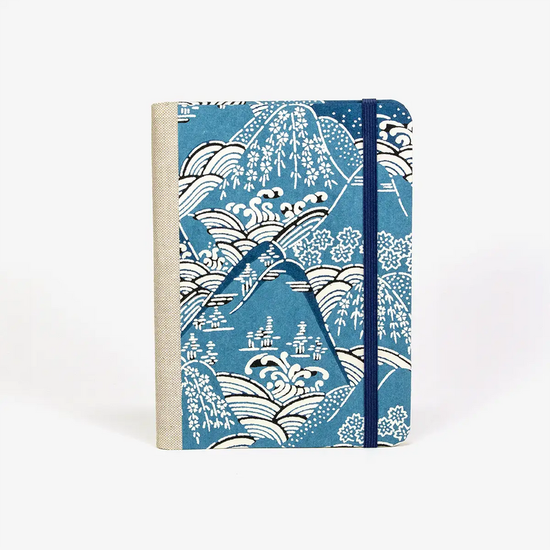 Blaupause-Wochenplaner-12x16_5cm-bezogen-mit-KAtazome-Shi-Berge-blau-auf-blau-Produktansicht-von-vorn-1