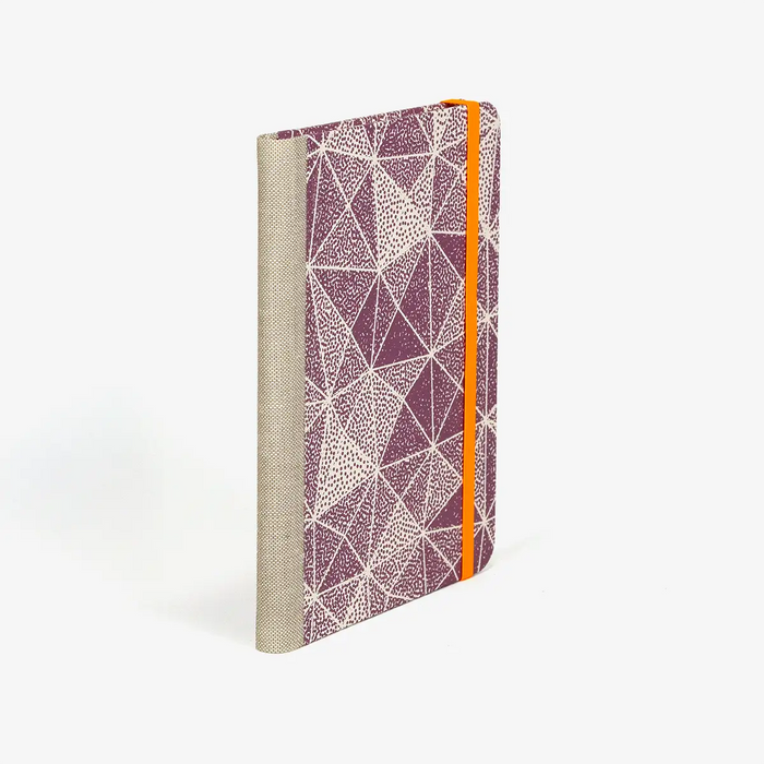 Blaupause-Wochenplaner-12x16_5cm-bezogen-mit-Siebdruckpapier-origami-dots-Produktansicht-seitlich-von-hinten-1