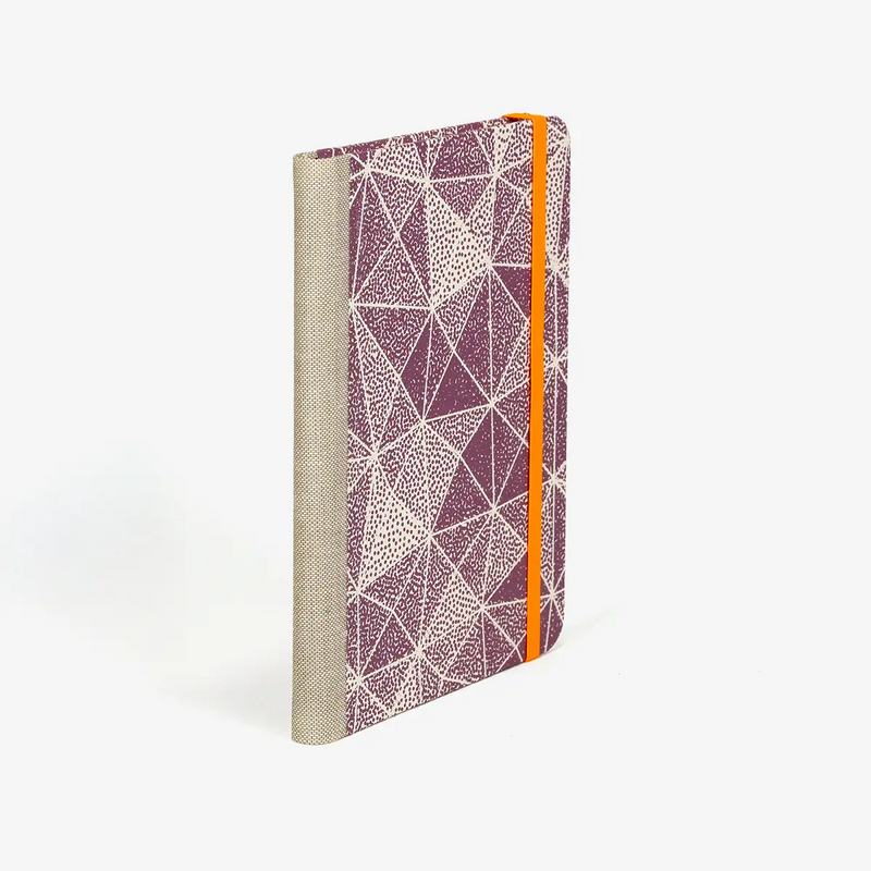 Blaupause-Wochenplaner-12x16_5cm-bezogen-mit-Siebdruckpapier-origami-dots-Produktansicht-seitlich-von-hinten-1