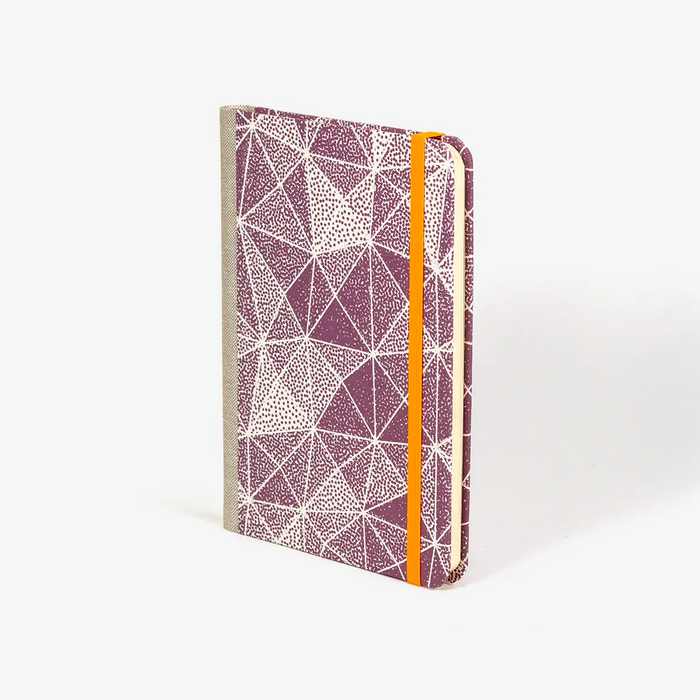 Blaupause-Wochenplaner-12x16_5cm-bezogen-mit-Siebdruckpapier-origami-dots-Produktansicht-seitlich-von-vorn-1