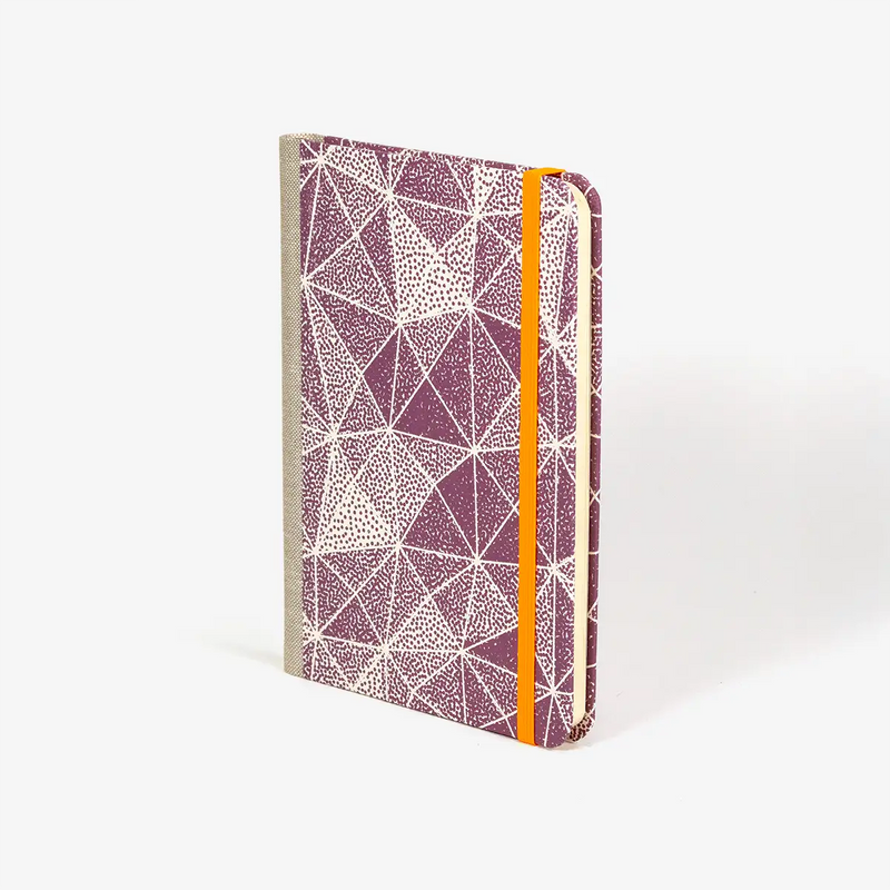 Blaupause-Wochenplaner-12x16_5cm-bezogen-mit-Siebdruckpapier-origami-dots-Produktansicht-seitlich-von-vorn-1