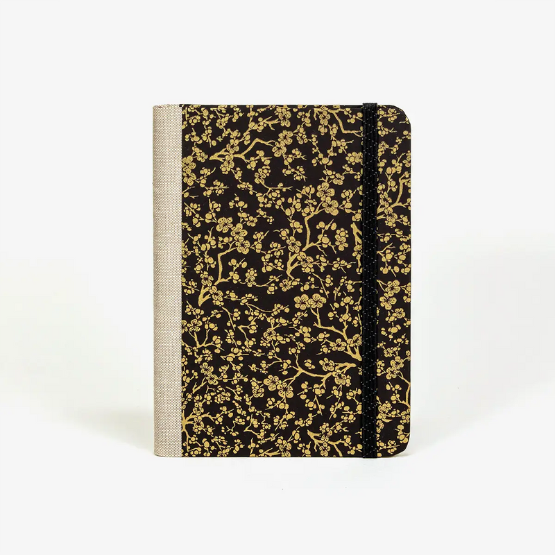 Blaupause-Wochenplaner-12x16_5cm-mit-Chiyogami-bezogen-Kirschbluete-Gold-auf-schwarz-Produktansicht-von-vorn-1
