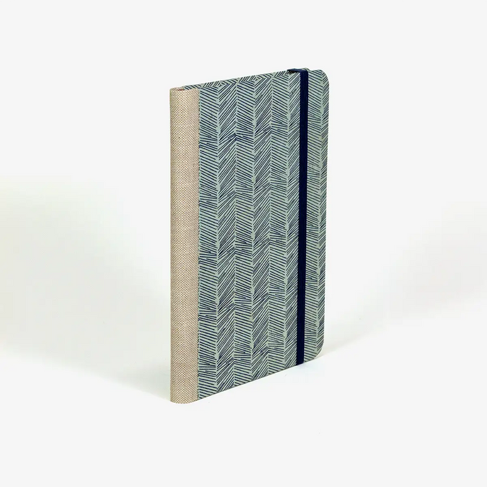 Blaupause-Wochenplaner-12x16_5cm-mit-Lokta-Striche-blau-auf-blau-Produktansicht-seitlich-von-hinten-1