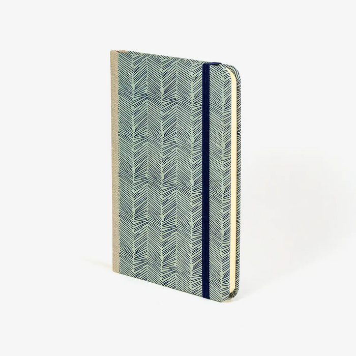 Blaupause-Wochenplaner-12x16_5cm-mit-Lokta-Striche-blau-auf-blau-Produktansicht-seitlich-von-vorn-1