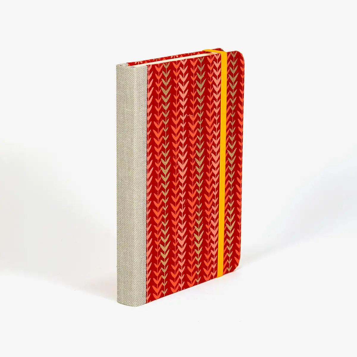 Blaupause-tagesplaner-B12xH16.5cm-bezogen-mit-Baumwoll-Papier-goldenes-Blattranken-auf-rot-Produktansicht-seitlich-von-hinten2