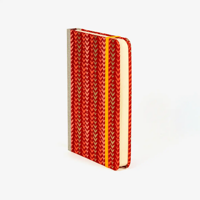 Blaupause-tagesplaner-B12xH16.5cm-bezogen-mit-Baumwoll-Papier-goldenes-Blattranken-auf-rot-Produktansicht-seitlich-von-vorn-2