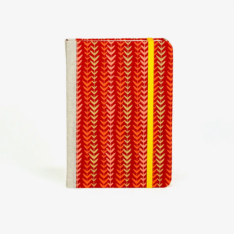 Blaupause-tagesplaner-B12xH16.5cm-bezogen-mit-Baumwoll-Papier-goldenes-Blattranken-auf-rot-Produktansicht-von-vorn-2