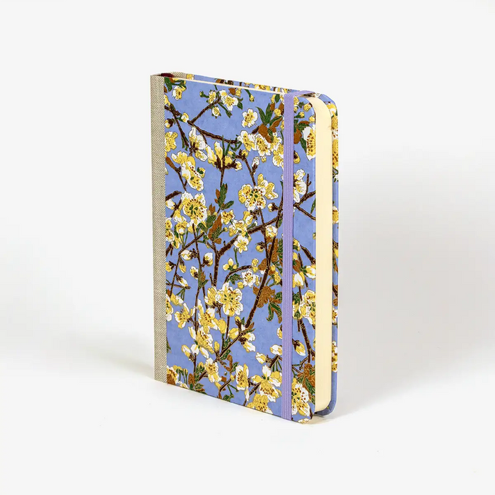 Blaupause-tagesplaner-B12xH16.5cm-bezogen-mit-Chiyogami-Floral-Kirschzweigeaufblau-Produktansicht-seitlich-von-Vorn-2