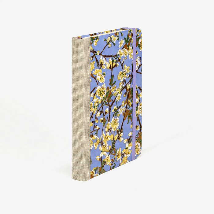 Blaupause-tagesplaner-B12xH16.5cm-bezogen-mit-Chiyogami-Floral-Kirschzweigeaufblau-Produktansicht-seitlich-von-hinten