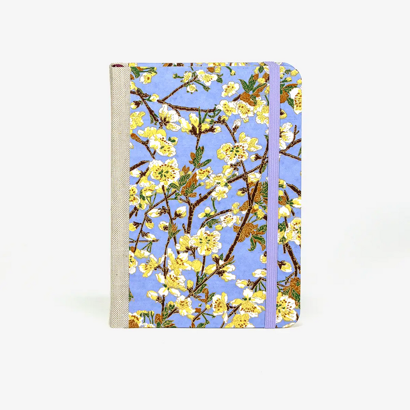 Blaupause-tagesplaner-B12xH16.5cm-bezogen-mit-Chiyogami-Floral-Kirschzweigeaufblau-Produktansicht-von-Vorn-2
