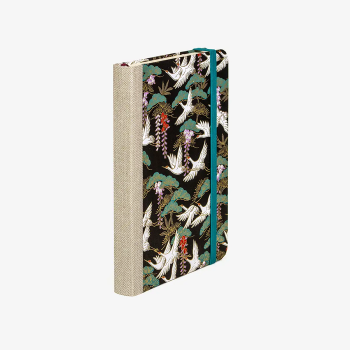 Blaupause-tagesplaner-B12xH16.5cm-bezogen-mit-Chiyogami-weisse-kraniche-auf-schwarz-Produktansicht-seitlich-von-hinten-1
