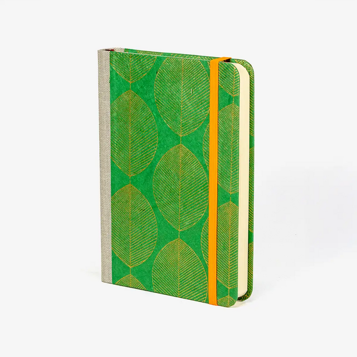 Blaupause-tagesplaner-B12xH16.5cm-bezogen-mit-Lokta-Papier-goldenes-Blatt-auf-gruen-Produktansicht-seitlich-von-vorn-1