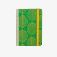 Blaupause-tagesplaner-B12xH16.5cm-bezogen-mit-Lokta-Papier-goldenes-Blatt-auf-gruen-Produktansicht-von-vorn-1