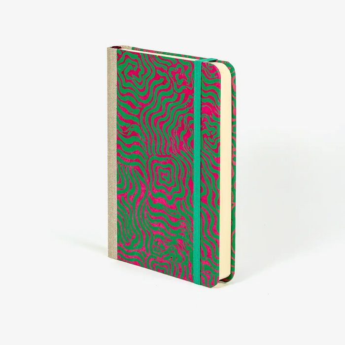 Blaupause-tagesplaner-B12xH16.5cm-bezogen-mit-Loktapapier-Labyrinth-pink-auf-gruen-Produktansicht-seitlich-von-vorn2