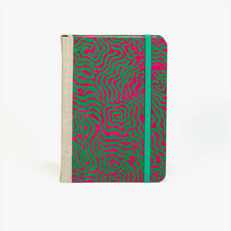 Blaupause-tagesplaner-B12xH16.5cm-bezogen-mit-Loktapapier-Labyrinth-pink-auf-gruen-Produktansicht-von-vorn2