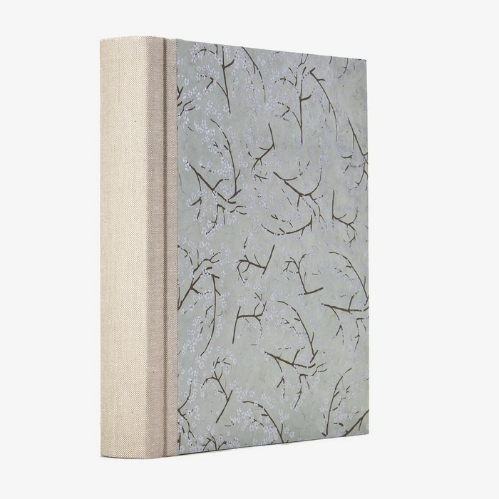Blaupause_-Fotoalben-_H24x20cm-60Seiten-creme-loktapapier-kirschbluete-braun-silber-auf-grau3-cover-seitlich-hinten
