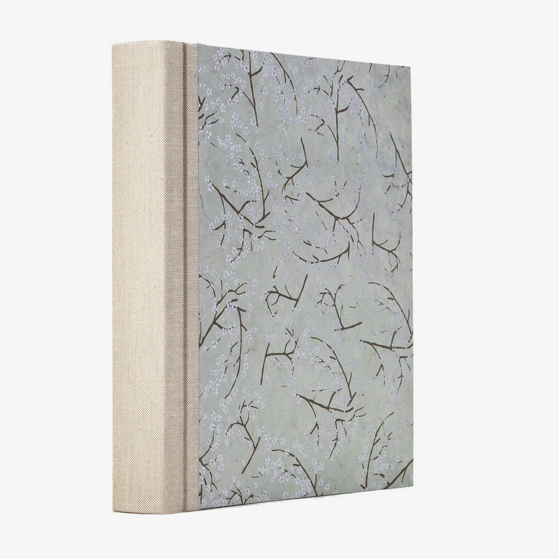 Blaupause_-Fotoalben-_H24x20cm-60Seiten-creme-loktapapier-kirschbluete-braun-silber-auf-grau3-cover-seitlich-hinten