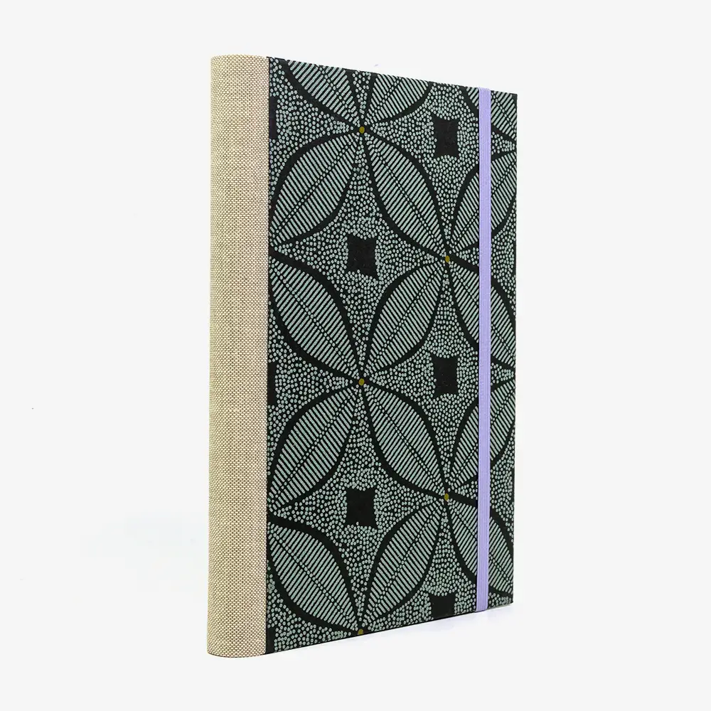 Bulletjournal-notizbuch-A5-224Seiten-cover-mit-Baumwollpapier-bezogen-Motiv-Blattornament-Aquamarine-auf-schwarz-cover-seitlich-von-hinten