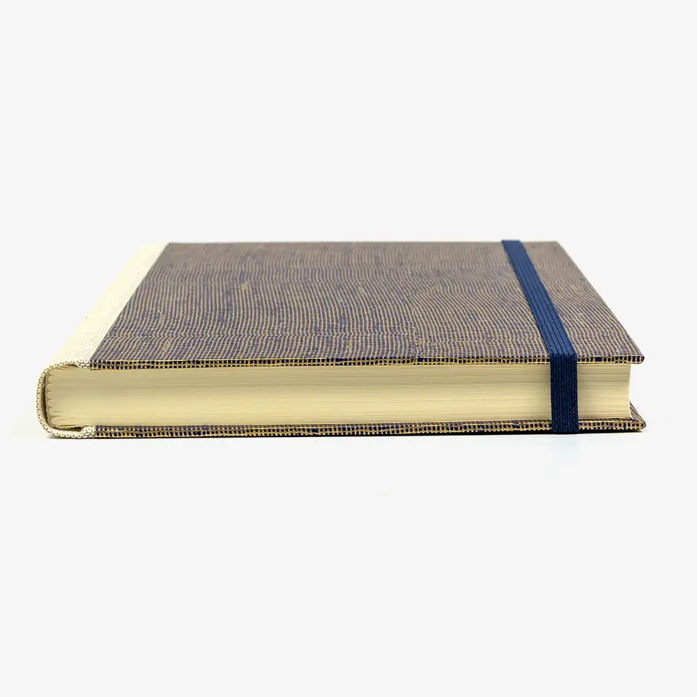 Bulletjournal-notizbuch-A5-224Seiten-cover-mit-Chiyogami-bezogen-Motiv-Gaze-gold-auf-blau-cover-liegend